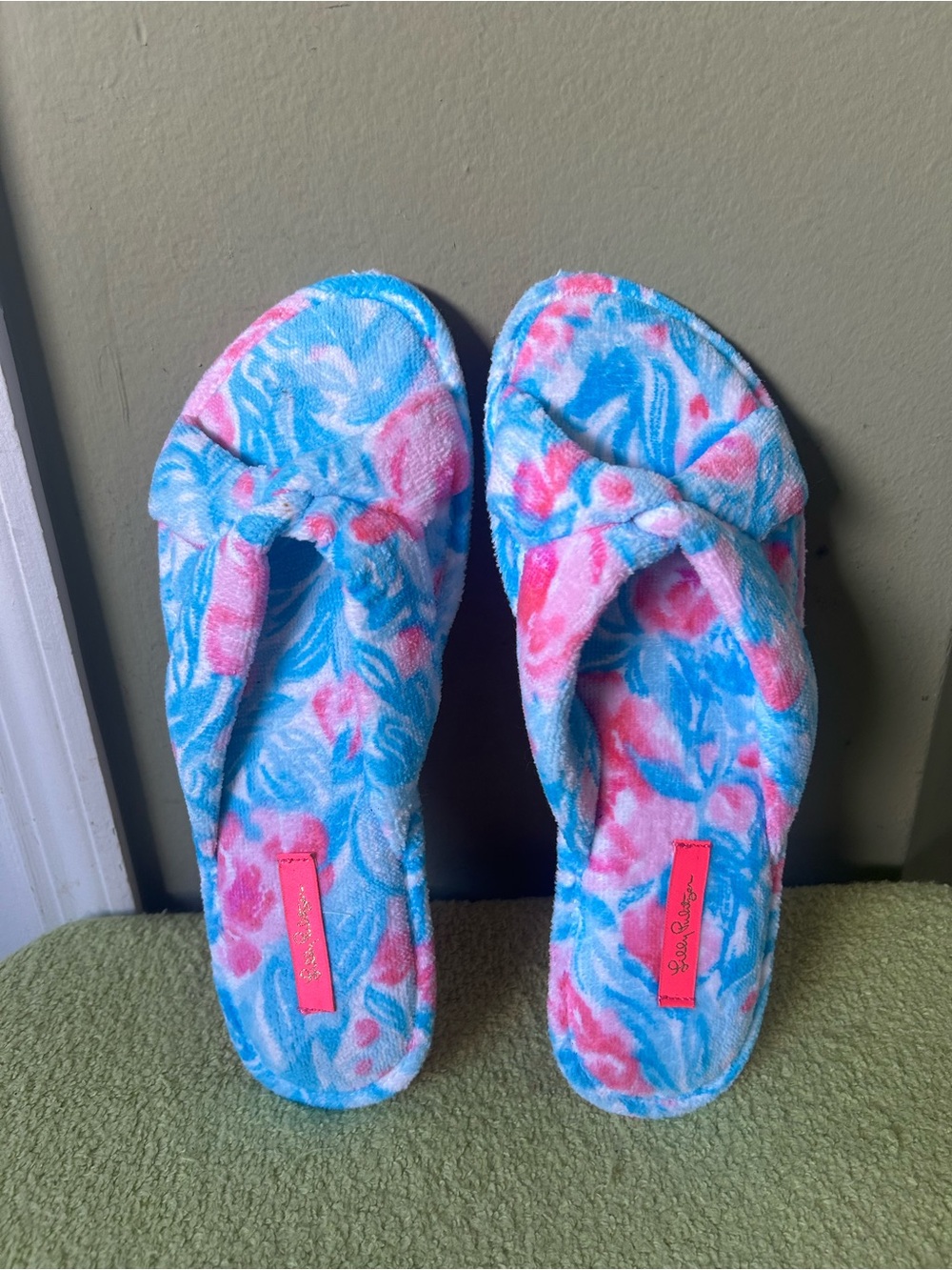 NWOT Lilly Pulitzer Blue & Pink Floral Plush Slippers Sz 9/10
